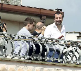  ?? (foto Proto) ?? In terrazza Il ministro dell’Interno Matteo Salvini nella casa che fu dei Casamonica