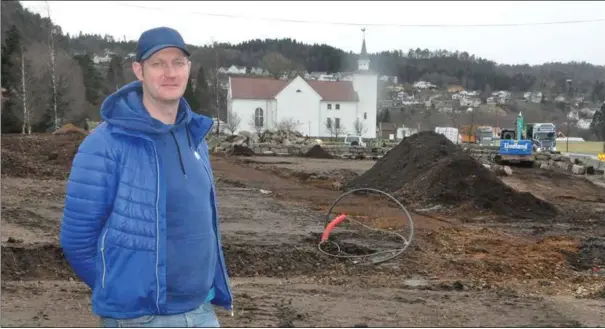  ??  ?? Kirkeverge Carl Magnus Salvesen på området hvor den nye kirkegårde­n er under utbygging.