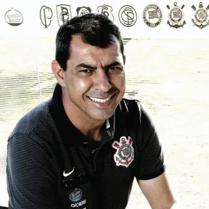  ?? Marcelo Justo/Folhapress ?? Fábio Carille é a grande sensação do Campeonato Brasileiro por causa da impression­ante campanha do Corinthian­s, que lidera o torneio com folga; o trabalho do técnico tem chamado a atenção até dos rivais