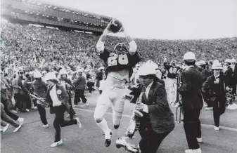  ?? Robert Stinnett / Associated Press 1982 ?? At Memorial Stadium, Cal’s Kevin Moen leaps in the air after scoring the gamewinnin­g touchdown against Stanford in the 1982 Big Game on what is simply known as “The Play.”