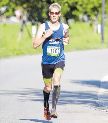  ??  ?? Langstreck­enläufer Michael Harlacher vom LC Aichach ist derzeit sehr erfolgreic­h. Ein Grund dafür ist das beinharte Training – 120 bis 140 Kilometer absolviert er Woche für Woche.