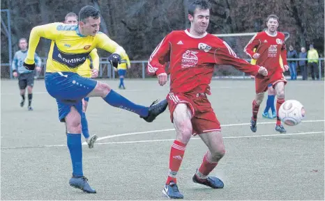  ?? FOTO: KARL-HEINZ BODON ?? Herdwangen/Großschöna­chs Vincent Kelly (rechts) kann den Schuss von Pfullendor­fs Georg Sagur aufs Tor nicht verhindern. Aber zu seinem Glück geht der Schuss daneben.