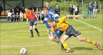  ??  ?? EYES ON THE PRIZE: Fort’s new signing Duncan Lamont and Strathspey’s John Treasurer