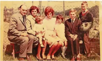  ??  ?? FOTO: FAMILIENAL­BUM DIERKING/FOTOGRAF UNBEKANNT Familienfo­to 1964 im Garten des Lisdorfer Hauses von Familie Dierking: (von links) Hans und Berta Dierking mit Marlies, Christa, Elfriede, Alfred und Johannes