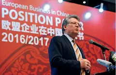  ??  ?? Jörg Wuttke, président de la Chambre de commerce de l’UE en Chine, présente les grandes lignes de l’European Business in China Position Paper 2016/2017, publié le 1er septembre dernier.