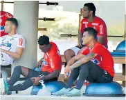  ??  ?? Gómez junto a Narváez y Murillo en un entrenamie­nto.