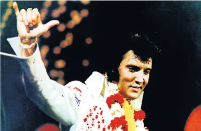  ??  ?? Von der schwierige­n Südstaaten-Kindheit über den rasanten Aufstieg zum Star bis hin zu seinem Tod mit nur 42 Jahren. Elvis’ Leben in der Dokumentat­ion „Die sieben Leben des Elvis Presley“um 0.05 Uhr, Arte.