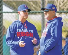  ?? ARMANDO L. SANCHEZ/CHICAGO TRIBUNE 2016 ?? Cubs manager Joe Maddon, right, seen with former Cubs hitting coach John Mallee, who was let go by the Phillies on Tuesday, believes in old-school approaches to hitting.