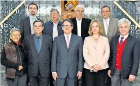  ?? CORTESÍA ?? Miembros del equipo negociador del Gobierno Nacional en los diálogos con la guerrilla de Eln en Quito, Ecuador. Gustavo Bell (centro) lidera el grupo.