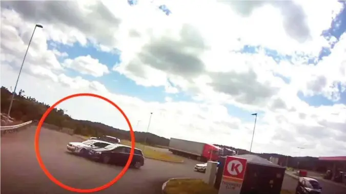  ?? FOTO: ANDREAS MOEN, VIDEOGRAB ?? Ved Circle K-stasjonen i Lillesand kolliderte fluktbilen med en svart Mercedes før den kjørte av gårde på E 18 i stor fart med Utryknings­politiet etter.