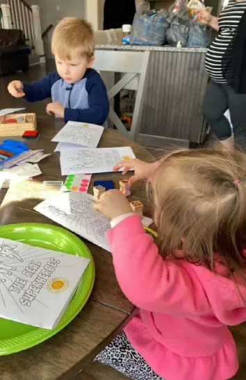  ?? Cami Teacoach photos ?? VolunTOTS Jackson Moeller, 3, left, and Liliana Moeller, 1, learn how to decorate thank-you cards from their mom, Heidi Moeller, of Pine.