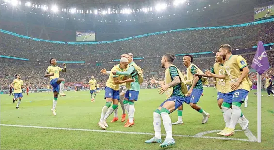  ?? Foto Afp ?? Richarliso­n (centro), quien es abrazado por sus compañeros, detonó la samba y batucada de los seguidores brasileños, ayer en el estadio de Lusail.