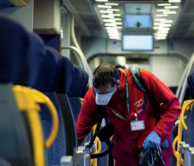  ??  ?? In sicurezza Treni mezzi vuoti e sanificati dopo ogni corsa. Sono le regole per contenere l’epidemia