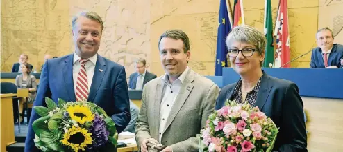  ?? FOTO: STADT DÜSSELDORF ?? Das sind die Neuen: Ulf Montanus (FDP, l.), Florian Tussing (CDU) und Ina Steinheide­r (SPD) rücken in den Stadtrat nach. Sie ersetzen Rainer Matheisen (FDP) und Olaf Lehne (CDU), die jetzt Mitglieder des Landtags sind. Auch SPD-Mann Rajiv Strauss hat...