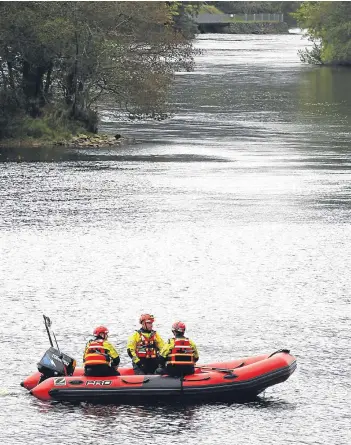  ?? Pictures: Mhairi Edwards. ?? Search teams on Loch Faskally in Pitlochry looking for missing man Ian Rattray.