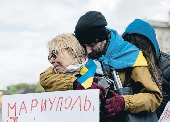  ?? Cores naelro / oP ?? La mare i el germà d’un membre de la brigada Azov que viu a Mariúpol ahir en una manifestac­ió de suport en Kíiv