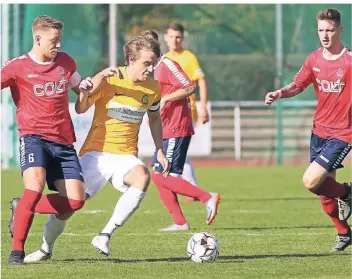  ?? RP-FOTO: ACHIM BLAZY ?? Die FC-Kicker Fabio Forster (links) und Tim Haal (rechts) erhielten im Mittelfeld kaum Zugriff auf Ratingen, hier Phil Spiellmann.