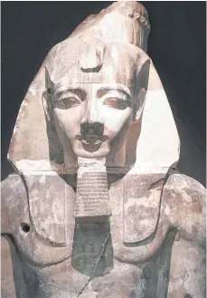  ?? FOTO: U. DECK ?? Drei Meter hoch ist der Gipsabguss der Büste von Ramses II., der im Badischen Landesmuse­um Karlsruhe zu sehen ist.