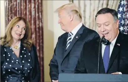  ?? JONATHAN ERNST / REUTERS ?? Trump fa broma amb l’esposa de Mike Pompeo a la presa de possessió d’aquest com a secretari d’Estat