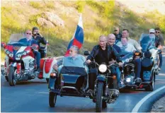  ?? Foto: Alexei Druzhinin, dpa ?? Während in Moskau Menschen auf die Straßen gingen, fuhr Wladimir Putin mit der Motorrad-Gruppe Nachtwölfe über die Krim.