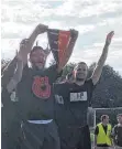  ?? FOTO: VEREIN ?? Den Meisterwim­pel in der Hand: Der FC Kosova Weingarten steigt in die Kreisliga A2 auf.