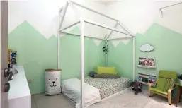  ??  ?? SEDANG BOOMING: Tempat tidur di kamar anak berbentuk rumah mini. Selain mengikuti tren, tempat tidur tanpa divan juga lebih aman dan menumbuhka­n imajinasi si kecil.