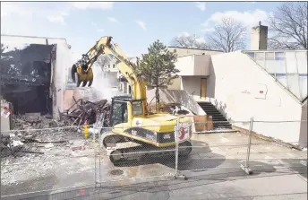  ?? Arnold Gold / Hearst Connecticu­t Media file photo ?? A former laundry shop is demolished at the Church Street South Apartments complex in New Haven in 2016.