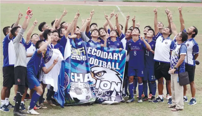  ?? SUNSTAR FOTO / ALAN TANGCAWAN ?? MIGHTY MAGIS. Members and coaching staff of the SHSAteneo de Cebu dedicate their victory to the Almighty after winning the Cesafi high school football finals.