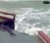  ?? (video Pina Saltarelli) ?? Il mare A Vado Ligure (Savona) le onde hanno fatto crollare un tratto del muro della passeggiat­a