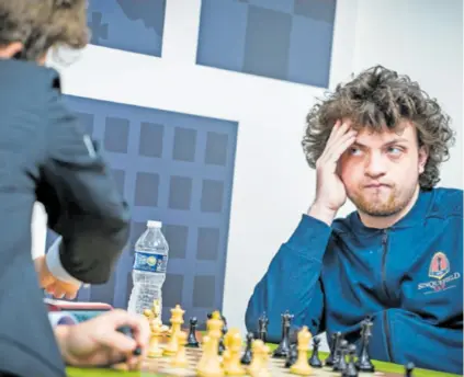  ?? ?? Izvješće šahovske platforme Chess.com otkrilo je da je Niemann (na slici) vjerojatno varao u više od sto online šahovskih partija uključujuć­i i nekoliko turnira na kojima su dodjeljiva­ne novčane nagrade. Niemann je demantirao optužbe, ali priznao je da je u prošlosti barem dva puta prekršio pravila.