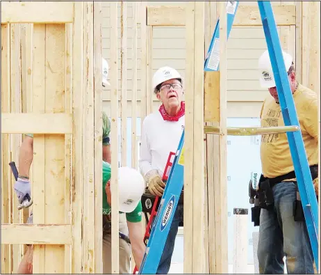  ??  ?? Former US president Jimmy Carter (center), works on a Habitat for Humanity constructi­on project on Aug 22, in Memphis, Tenn. (AP)