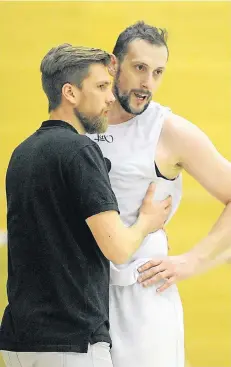  ?? BENEFOTO ?? ART-Giants-Trainer Jonas Jönke (links) im Gespräch mit Milan Kolovrat. Der Center fehlt gegen den TV 1864 Salzkotten aus privaten Gründen.