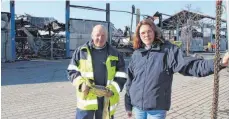  ?? FOTO: STUMM ?? Der Betrieb auf dem Wertstoffh­of läuft nach dem Brand für Geschäftsf­ührerin Claudia Heydt und Mitarbeite­r Thomas Kaplan weiter.