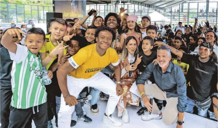  ?? FOTOS JAIME PÉREZ. ?? Juan Guillermo Cuadrado, quien presta sus servicios a Juventus de Italia, tenía programado hacer las veces de entrenador con los niños que se reunieron en la cancha Las Estancias, del barrio Caicedo, pero no se resistió a la tentación y también jugó algunos minutos.