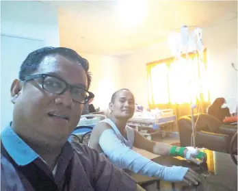  ?? GIOVANNI GULANES FACEBOOK PHOTO ?? RECUPERATI­NG. Olympic boxing medalist Mansueto "Onyok" Velasco, Jr., right, is recuperati­ng from an arm operation at Davao Regional Medical Center in Tagum City and is expected to be discharged today. With him is Davao del Norte provincial sports...