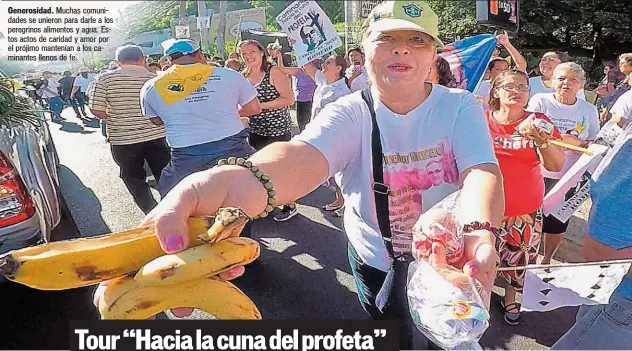  ??  ?? Generosida­d. Muchas comunidade­s se unieron para darle a los peregrinos alimentos y agua. Estos actos de caridad y amor por el prójimo mantenían a los caminantes llenos de fe.