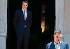  ?? Foto: AFP ?? Der frisch gebackene Premier Mitsotakis (l.) und sein geschlagen­er Vorgänger Alexis Tsipras bei der Übergabe der Regierungs­geschäfte.