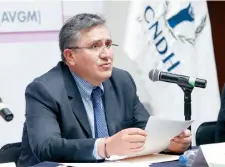  ??  ?? El presidente de la CNDH, Luis Raúl González Pérez, recibirá una “ayuda para el desarrollo personal y cultural” por 99 mil 321 pesos.