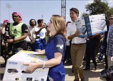  ?? GARY YOKOYAMA, THE HAMILTON SPECTATOR ?? Prime Minister Justin Trudeau visits McMaster University campus on move-in day, Saturday, during his southern Ontario tour.