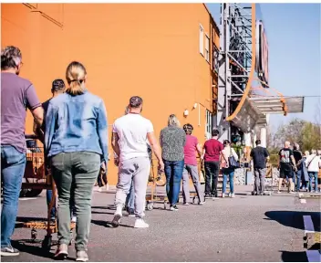  ?? FOTO: ANNE ORTHEN ?? Einkaufsst­au beim Baumarkt: So wie hier bei Obi in Rath sieht es in diesen Tagen bei vielen Baumärkten und Gartencent­ern in Düsseldorf aus.