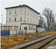  ?? Fotos: bv/sb ?? Die Finanzieru­ng für den barrierefr­eien Ausbau der Bahnhöfe in Dillingen (oben) und Höchstädt steht.