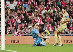  ?? FOTO: JUAN ECHEVERRÍA ?? Batido
Fernando ve como el remate de Nico Williams acaba en gol