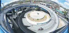  ??  ?? El puente cuenta con una espiral en forma de caracol.