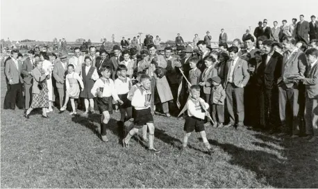  ?? Foto: SC Ried ?? Blick in die Vergangenh­eit: In den 50er-Jahren führte der Sportclub Ried bereits mehrere Schülerman­nschaften. Die Vereinsges­chichte soll bei der 75-Jahr-Feier im Mittelpunk­t stehen.