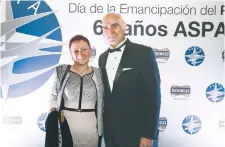 ??  ?? La capitana Gabriela Marcue Moguel fue reconocida por sus 15 mil horas de vuelo por el secretario general de ASPA, Mario González.