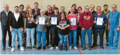  ?? Foto: Christine Kau ?? Die fünf erfolgreic­hen Tischtenni­steams der Lebenshilf­e Donau-Ries und ihre Trainer.