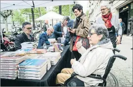  ?? LLIBERT TEIXID0/ARXIU ?? Montse Serrano, de +Bernat, a l’estand d’aquest diari per Sant Jordi