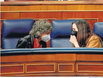  ?? EMILIO NARANJO / EFE ?? La diputada socialista María Luisa Carcedo y la ministra de Derechos Sociales y Agenda 2030, Ione Belarra, ayer.