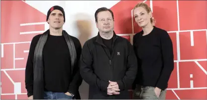  ?? FOTO: BJöRN LARSSON ROSVALL/TT ?? SKåDISAR OCH REGISSöR. Matt Dillon, Lars von Trier och Uma Thurman under tisdagens pressträff inför inspelning­en av filmen The house that Jack built. – Han är väldigt ömsint på sitt brutala sätt, säger Thurman om von Trier.