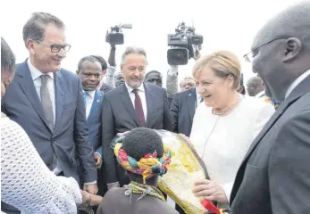  ?? FOTO: IMAGO ?? Bundesentw­icklungsmi­nister Gerd Müller (links) mit Angela Merkel bei ihrem Besuch in der ghanaische­n Hauptstadt Accra.